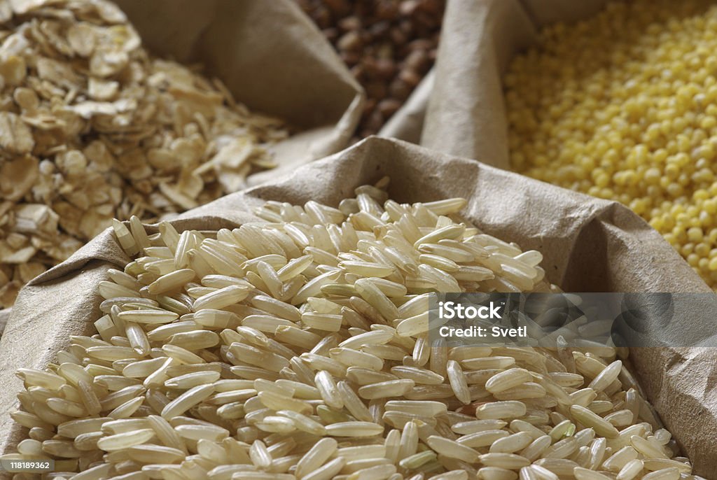 Vários cereais em as malas - Foto de stock de Alimentação Saudável royalty-free