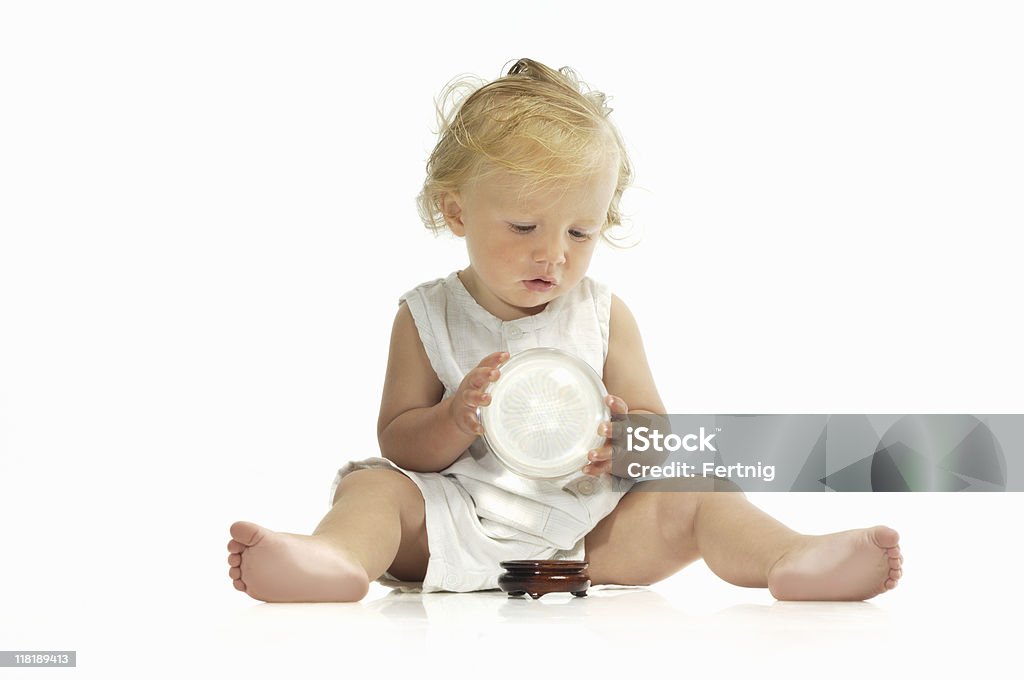 Bébé holding et regardant dans une Boule de cristal - Photo de Photographie libre de droits