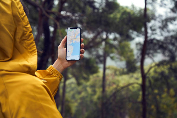 überprüfen der karte auf dem iphone x in forrest - business life land light stock-fotos und bilder