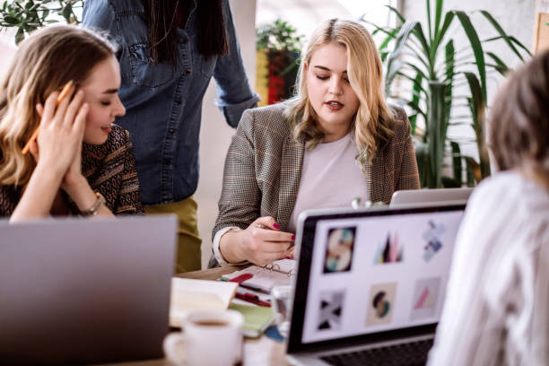 istock Incorporating technology into their collaboration 1181901796