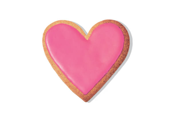 różowy plik cookie w kształcie serca na białym tle - heart shaped cookie zdjęcia i obrazy z banku zdjęć