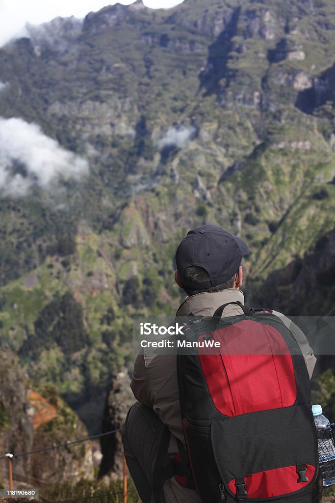 루킹 있는 산맥의 마이데라 Pico Arieiro - 로열티 프리 배낭 스톡 사진