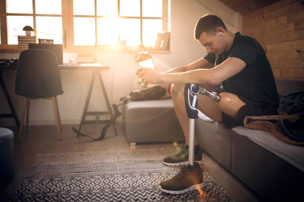 istock Man with amputee leg listening music and getting ready for training 1181907223