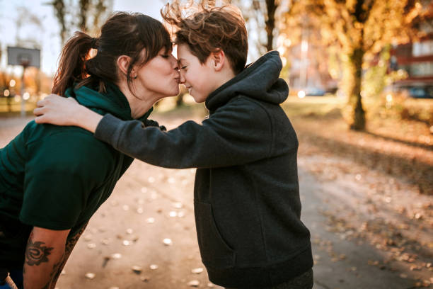 kostbare momente zwischen mama und sohn - männlicher teenager stock-fotos und bilder