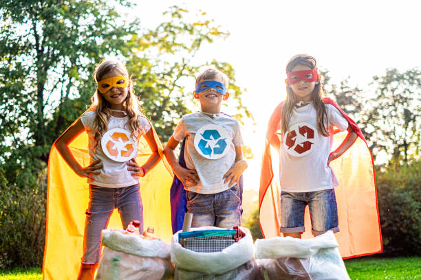 a los niños les encanta la naturaleza y el trabajo de reciclaje - recycling recycling symbol environmentalist people fotografías e imágenes de stock