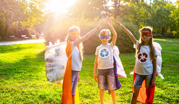 istock Kids cooperation with cleaning nature 1181912310