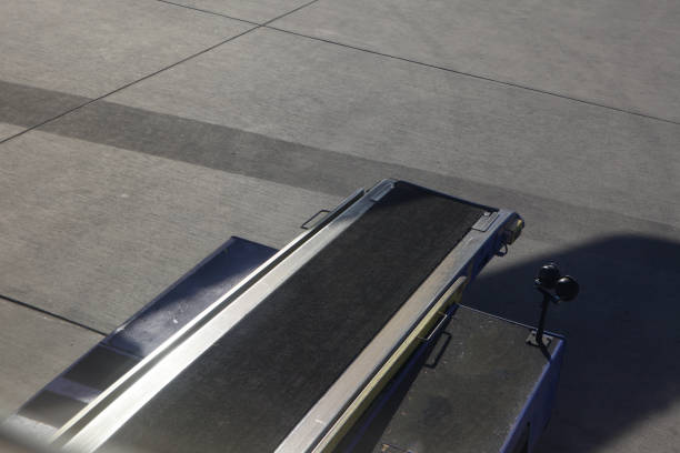 аэропорт багажа загрузка ramp - luggage ramp стоковые фото и изображения