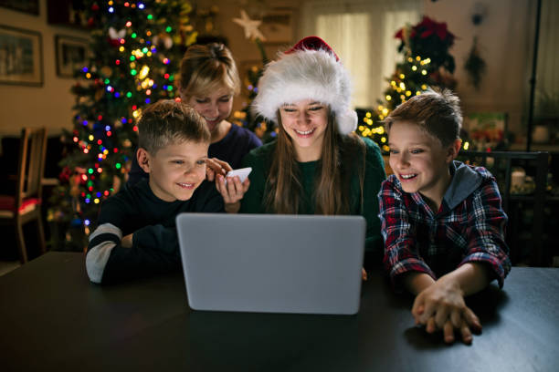 mutter und kinder online einkaufen an weihnachten - christmas shopping internet family stock-fotos und bilder