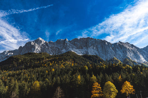 monti wetterstein visti dal lago eibsee, grainau, garmisch-partenkirchen, germania - grainau foto e immagini stock