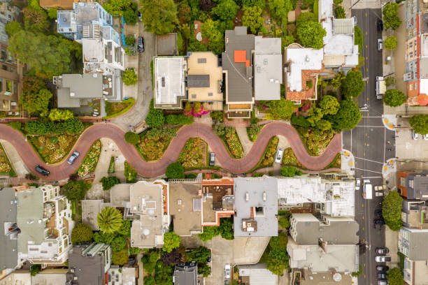 サンフランシスコの有名なロンバード通りの空中写真 - san francisco county lombard street street house ストックフォトと画像