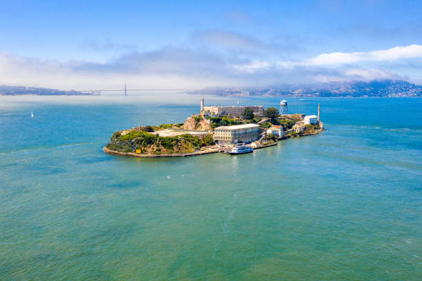 belle vue aérienne de l'île d'alcatraz - island prison photos et images de collection