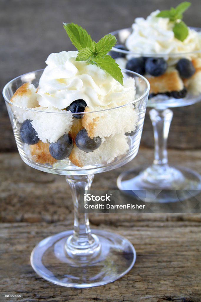 Pastel y frutas frescas - Foto de stock de Al horno libre de derechos