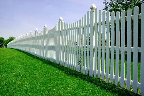 White wood panel fences are often used to decorate outdoor buildings along lawns in American-style homes.
