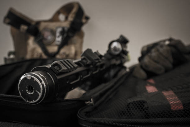 um close up de um injetor preto em um caso. pistola de airsoft. - computer shooting handgun gun - fotografias e filmes do acervo