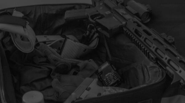 un plan rapproché d'un pistolet noir dans un cas. fusil airsoft. - computer shooting handgun gun photos et images de collection