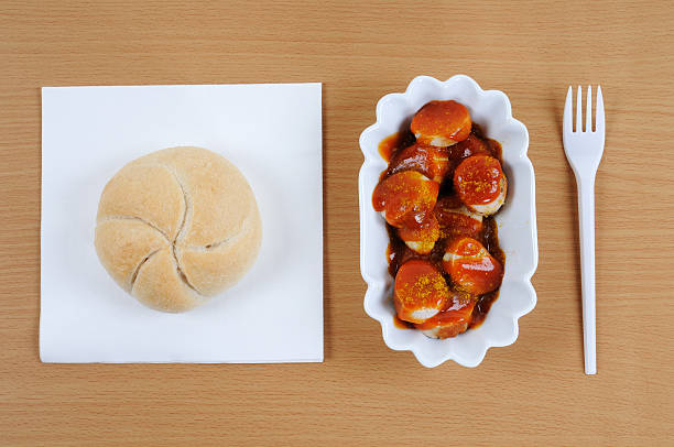 deutsche fast-food-curry wurst top view - currywurst stock-fotos und bilder