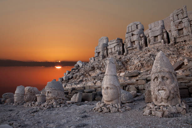 widok na wschód słońca z nemrut mountain turkey - nemrud dagh mountain turkey history zdjęcia i obrazy z banku zdjęć