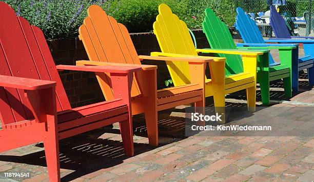 Arcoíris De Cadeiras - Fotografias de stock e mais imagens de Ao Ar Livre - Ao Ar Livre, Cadeira, Cadeira Adirondack