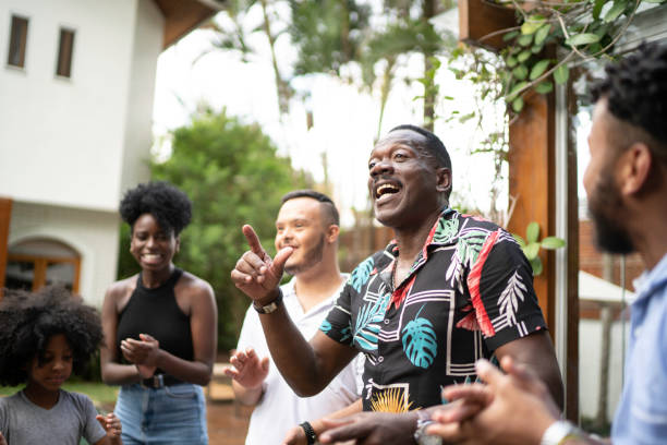 família reunida, cantando no quintal - estilo musical - fotografias e filmes do acervo