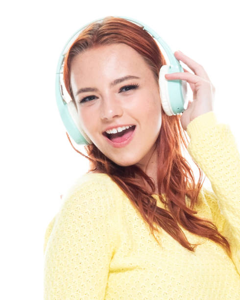 1人/ヘッドショット/肖像画 18-19歳美しい赤毛白人の若い女性の前で笑顔/幸せ/陽気/聞いている人は汗をかいてヘッドフォン/音楽を使用しています - 18 19 years audio ストックフォトと画像