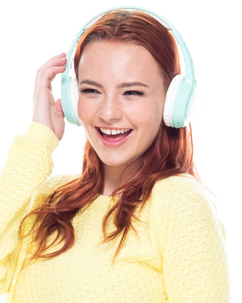 1人/ヘッドショット/肖像画 18-19歳美しい赤毛白人の若い女性の前で笑顔/幸せ/陽気/聞いている人は汗をかいてヘッドフォン/音楽を使用しています - 18 19 years audio ストックフォトと画像