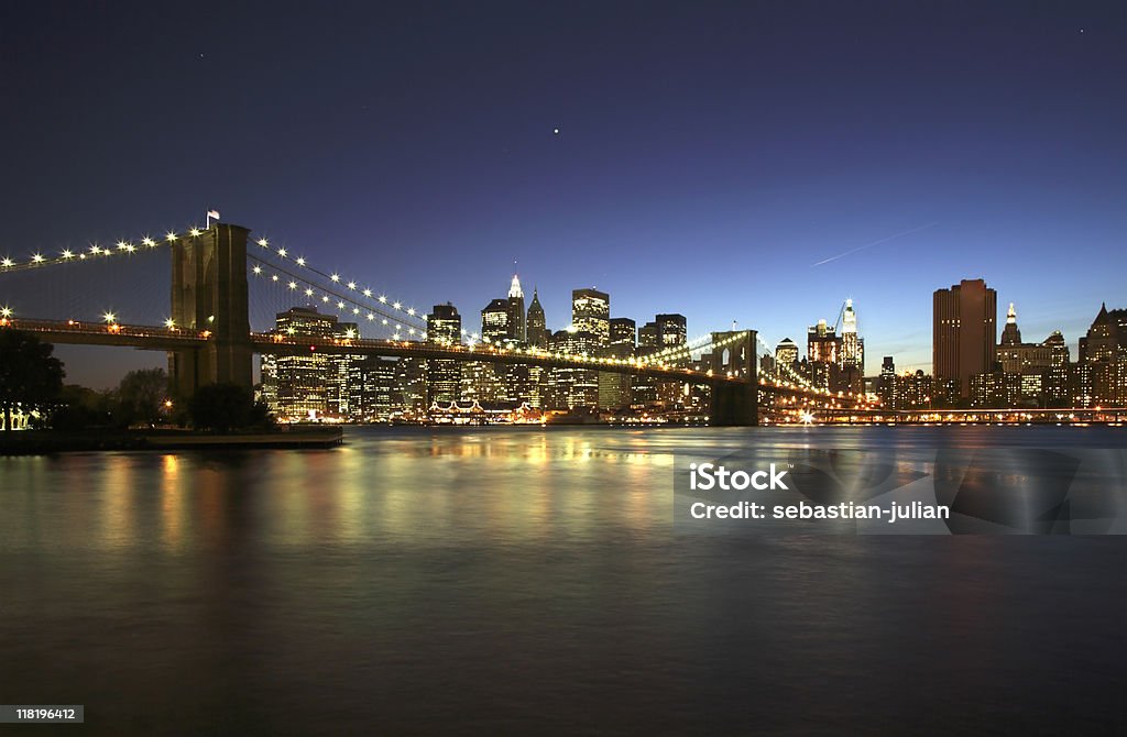 Бруклинский мост в центре manhatten в сумерки - Стоковые фото Архитектура роялти-фри