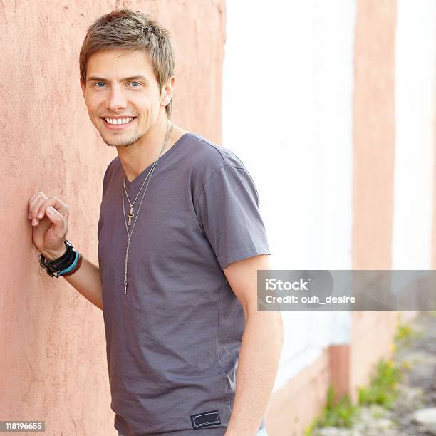 Sonriente Joven Hombre Al Aire Libre Foto de stock y más banco de imágenes de Adulto - Adulto, Adulto joven, Aire libre