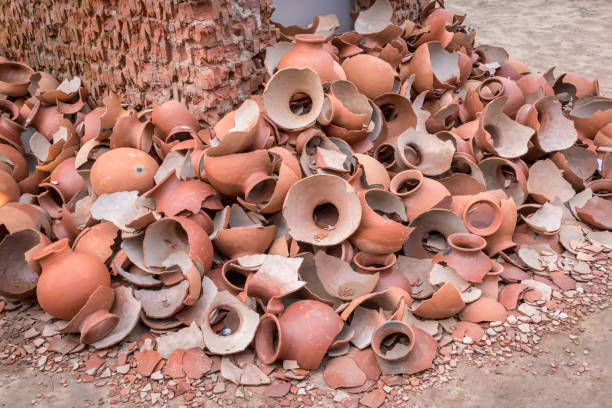 image de pile de poterie d'argile cassée ou de faïence ou de poten ou de pot traditionnel sur la hutte abandonnée - crock pot photos et images de collection