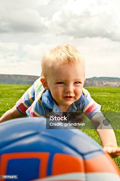 Kleinkind Mit Soccer Ball Stockfoto und mehr Bilder von Alleinerzieher - Alleinerzieher, Baby, Blaue Augen