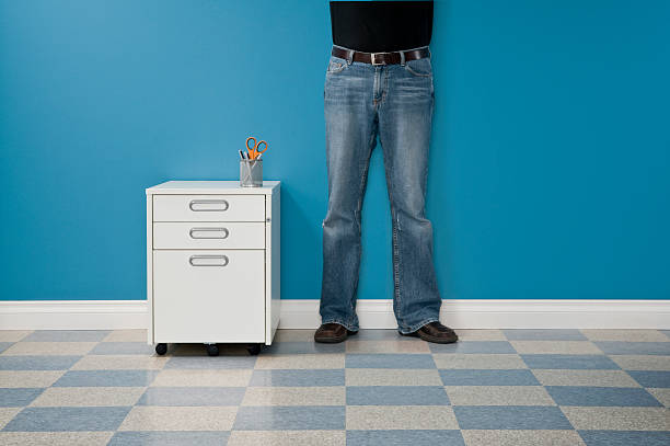 casual homem em pé austere escritório - filing cabinet symmetry office working at home imagens e fotografias de stock