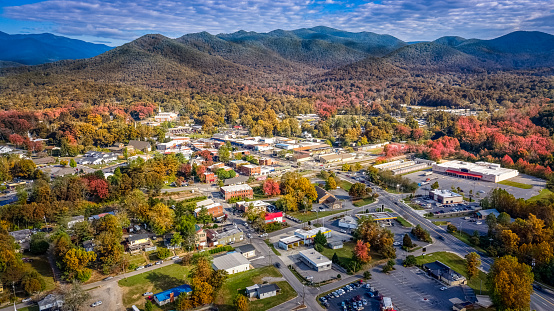 Vista aérea pintoresco barrio de Asheville durante el otoño con colores que comienzan a mostrar photo
