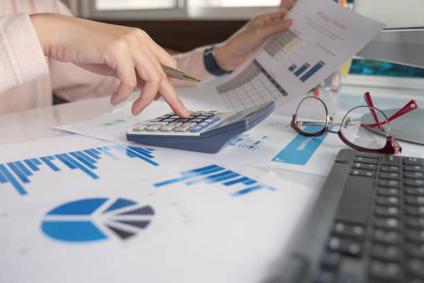 close up business woman using calculator and laptop for do math finance on wooden desk in office and business working background, tax, accounting, statistics and analityczna koncepcja badań - desk document writing calculating zdjęcia i obrazy z banku zdjęć