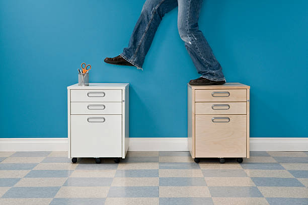 casual homem pisar entre os compartimentos ficheiro - filing cabinet symmetry office working at home imagens e fotografias de stock