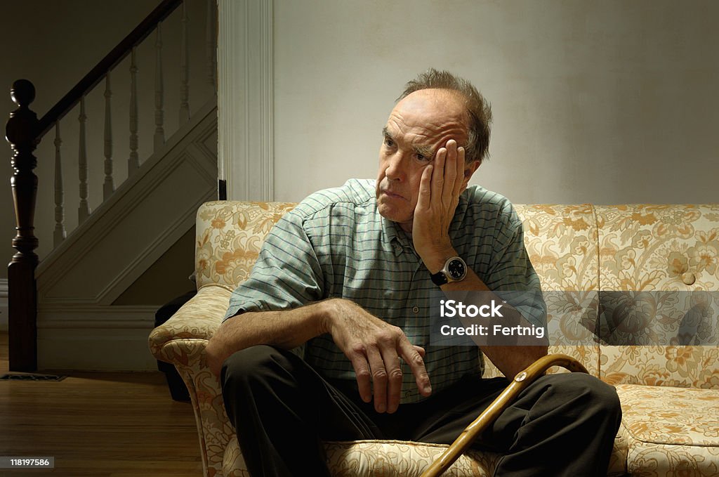 Samotny Starszy siedzi w domu - Zbiór zdjęć royalty-free (65-69 lat)