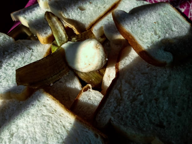 pão, bananna café da manhã - autumn banana breakfast close up - fotografias e filmes do acervo