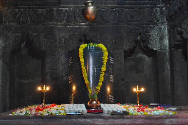 shiva linga, temple de mallikarjuna, 745 a.d. pattadkal, karnataka, inde - shivalinga photos et images de collection