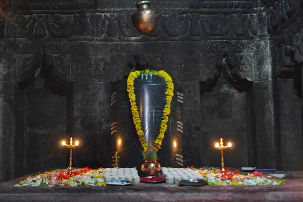 shiva linga, mallikarjuna temple, 745 a.d. pattadkal, karnataka, india - shivalinga imagens e fotografias de stock