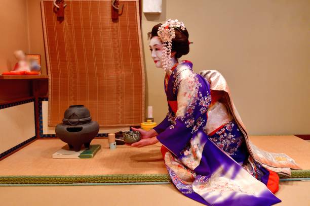 femme japonaise dans le costume de maiko pratiquant la cérémonie de thé dans la maison de thé, kyoto - green tea tea zen like japan photos et images de collection
