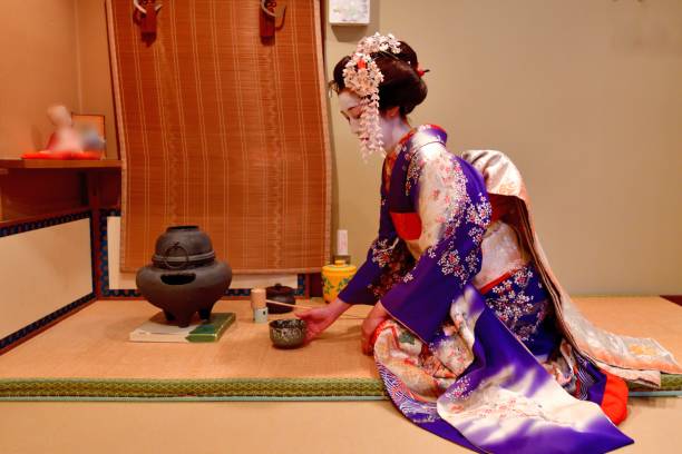 femme japonaise dans le costume de maiko pratiquant la cérémonie de thé dans la maison de thé, kyoto - green tea tea zen like japan photos et images de collection