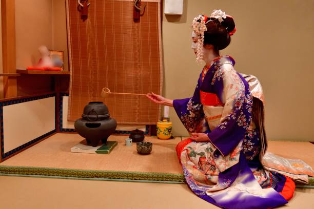 femme japonaise dans le costume de maiko pratiquant la cérémonie de thé dans la maison de thé, kyoto - green tea tea zen like japan photos et images de collection