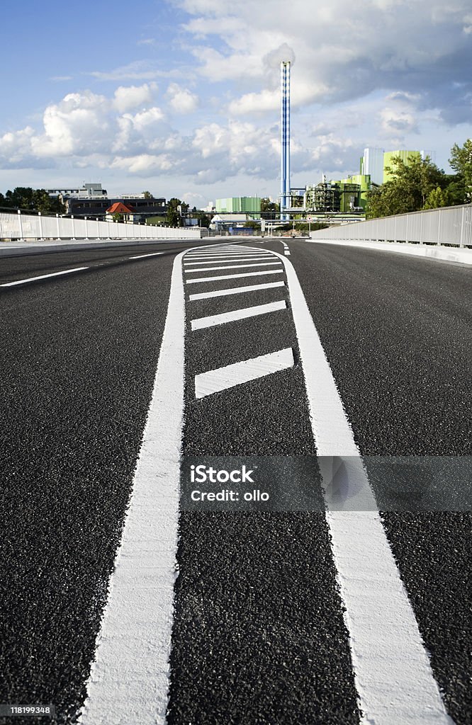 Tracciatura stradale sulla strada, area industriale di Magonza - Foto stock royalty-free di Ambientazione esterna