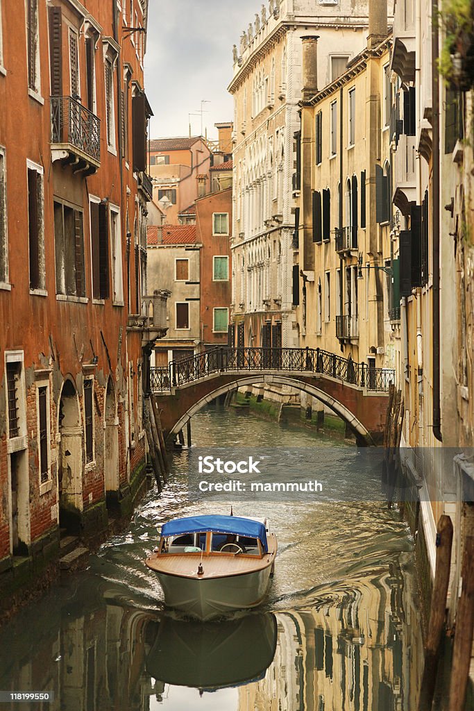 Motorboot in Venedig - Lizenzfrei Außenaufnahme von Gebäuden Stock-Foto