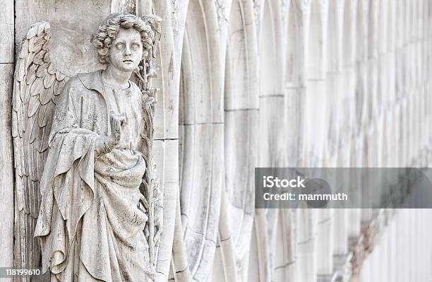 Weißem Marmor Angel Stockfoto und mehr Bilder von Statue - Statue, Alt, Antiquität