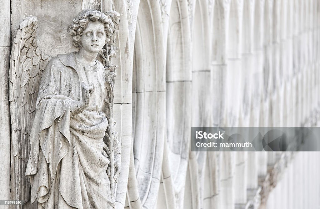 Angelo in marmo bianco - Foto stock royalty-free di Statua