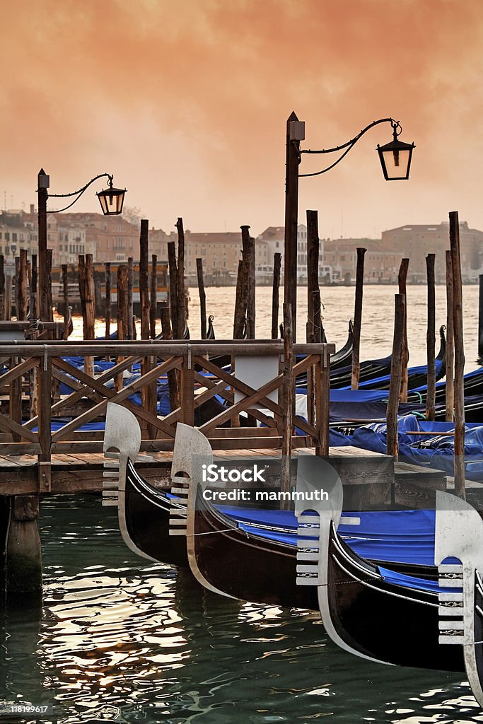 Gondolas на Венецианскую лагуну - Стоковые фото Без людей роялти-фри