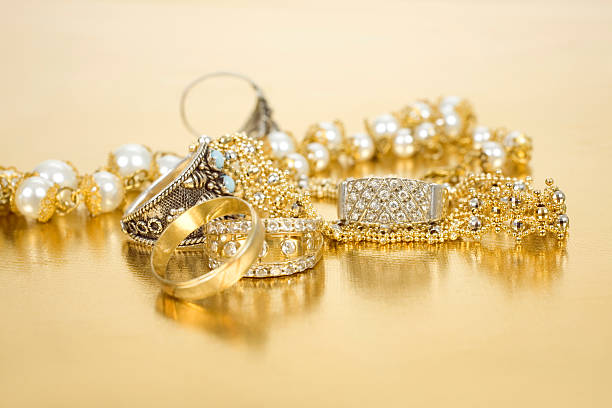 gioielli - gold necklace foto e immagini stock