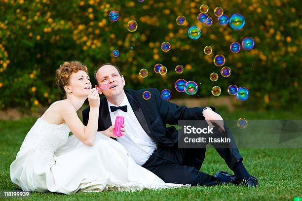 Casamento - Fotografias de stock e mais imagens de Adulto - Adulto, Amor, Ao Ar Livre