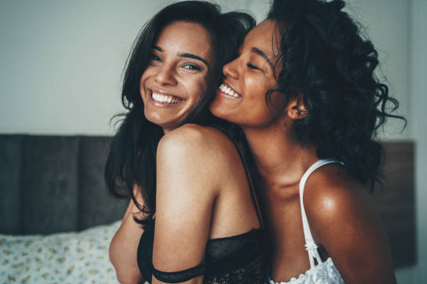 couples lesbiens - african descent sex symbol couple sensuality photos et images de collection