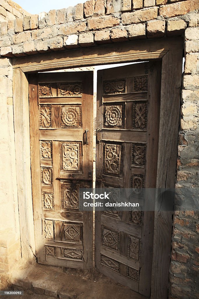 Hand geschnitzte Holz-Tür - Lizenzfrei Alt Stock-Foto