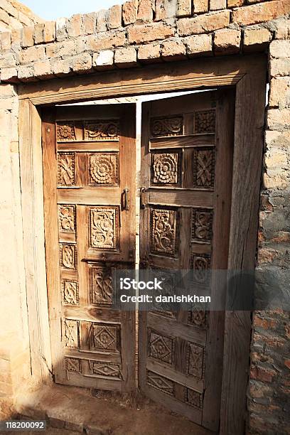 Ręcznie Rzeźbione Drewniane Drzwi Na Panelu - zdjęcia stockowe i więcej obrazów Aksamitka - Aksamitka, Antyczny, Azja
